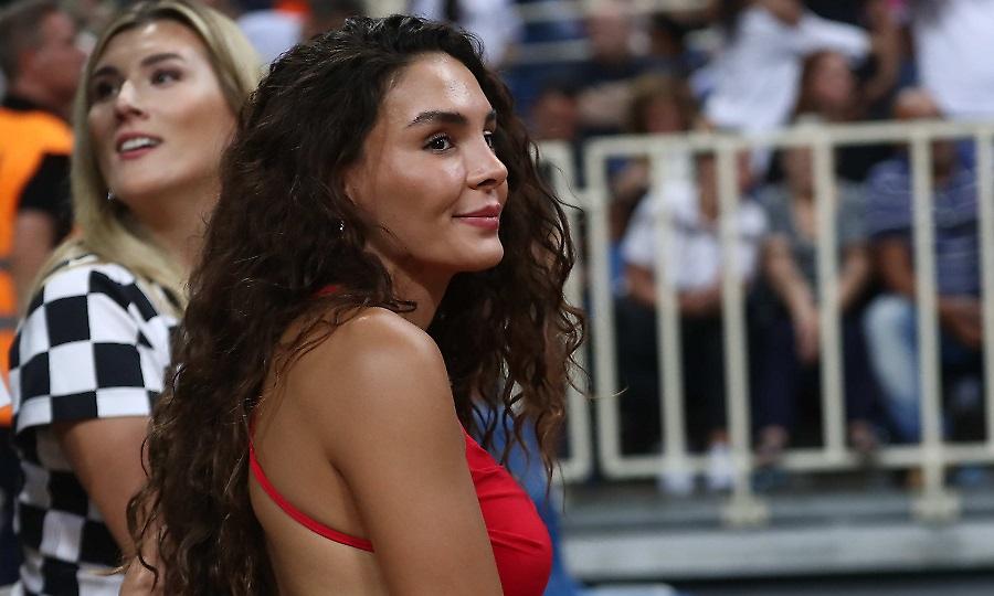 Αυτή ήταν η κοπέλα δίπλα στον Αταμάν στο ΟΑΚΑ