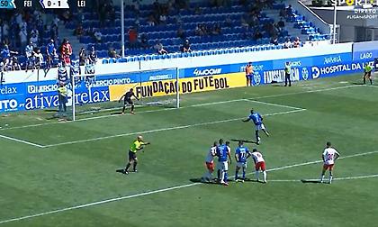 Η πιο περίεργη εκτέλεση πέναλτι που έχετε δει: «Κόλλησε» πριν να σουτάρει