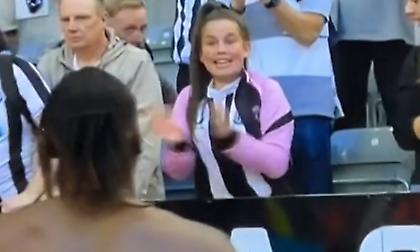 Άουτς: Κοπέλα ενθουσιάστηκε ότι θα πάρει τη φανέλα του Σεν-Μαξιμέν κι εκείνος την έδωσε στον… πίσω!