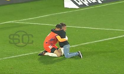 Πιτσιρικάς μπήκε στο τερέν για να… αγκαλιάσει τον τερματοφύλακα της ομάδας του μετά από γκολ στο 92'