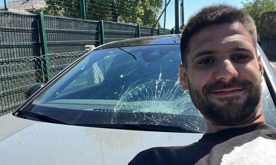 Μίτροβιτς: Έσπασε το παρμπρίζ αυτοκινήτου συμπαίκτη του
