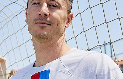 Παρουσίασε την τρίτη φανέλα η Μπαρτσελόνα