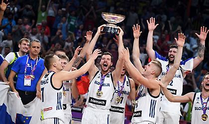 Ευρωμπάσκετ 2017: Ο Μπάτμαν και ο Ρόμπιν