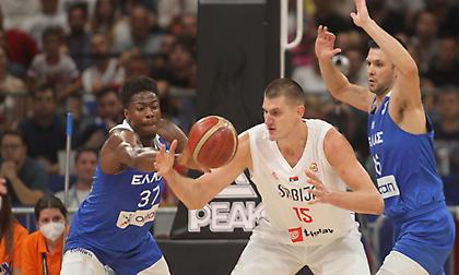 Κώστας Αντετοκούνμπο: Έμεινε εκτός στο δεύτερο ημίχρονο με Σερβία λόγω ενοχλήσεων