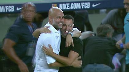 Μια εικόνα γεμάτη... Μπαρτσελόνα: Θερμή αγκαλιά Γκουαρδιόλα-Τσάβι μετά το φιλικό στο 