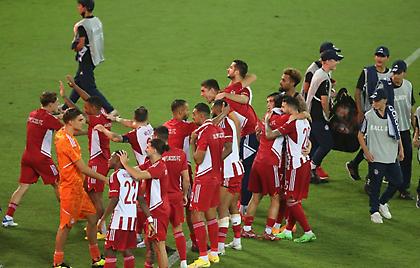 «Είσαι στο μυαλό, κάτι μαγικό!»: Ο Ολυμπιακός πανηγύρισε με τον κόσμο του την πρόκριση