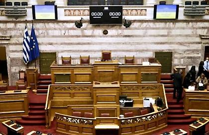 Μυρίζει μπαρούτι στη Βουλή-Σήμερα η «μάχη» των αρχηγών για τις παρακολουθήσεις