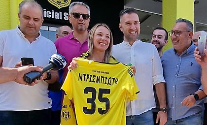 Η Αναγέννηση Καρδίτσας δώρισε στη Ντρισμπιώτη φανέλες με τα νούμερα των αποστάσεων όπου πήρε χρυσό