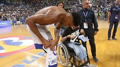 Ο Γιάννης Αντετοκούμπο δώρισε την φανέλα του σε παιδί με ειδικές ανάγκες!