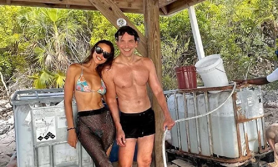 Ιρίνα Σάικ: Οι κοινές διακοπές με τον Μπράντλεϊ Κούπερ και το κολύμπι δίπλα στα γουρούνια