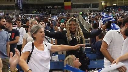 Χόρευε με την ελληνική σημαία στα χέρια η μητέρα των Αντετοκούνμπο