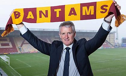 Τους χάζεψε ο προπονητής της Μπράντφορντ, Μαρκ Χιουζ: «Άρρωστο» κοντρόλ και τακουνάκι!