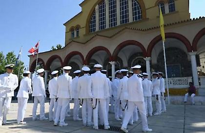 Το τελευταίο αντίο στην 19χρονη ναυτική δόκιμο, αυτή την ώρα