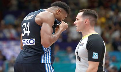 Σκόραρε και φίλησε τη φανέλα ο Γιάννης!