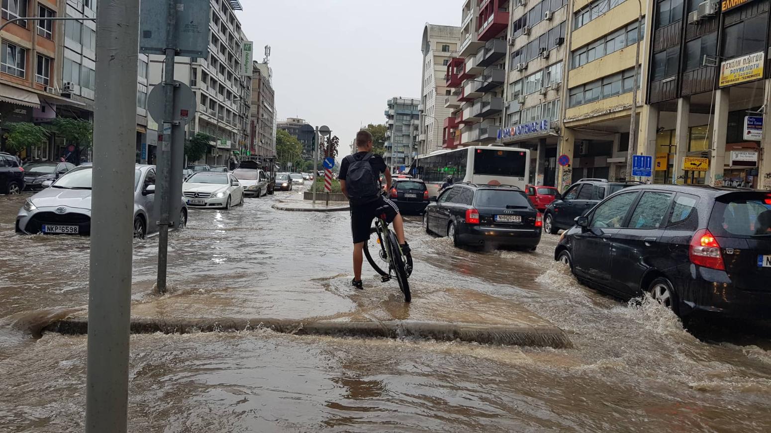Θεσσαλονίκη: «Βούλιαξε» η πόλη από τη νεροποντή