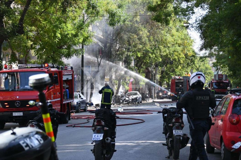 Αχαρνών: Μεγάλη πυρκαγιά σε κατάστημα με φιάλες υγραερίου