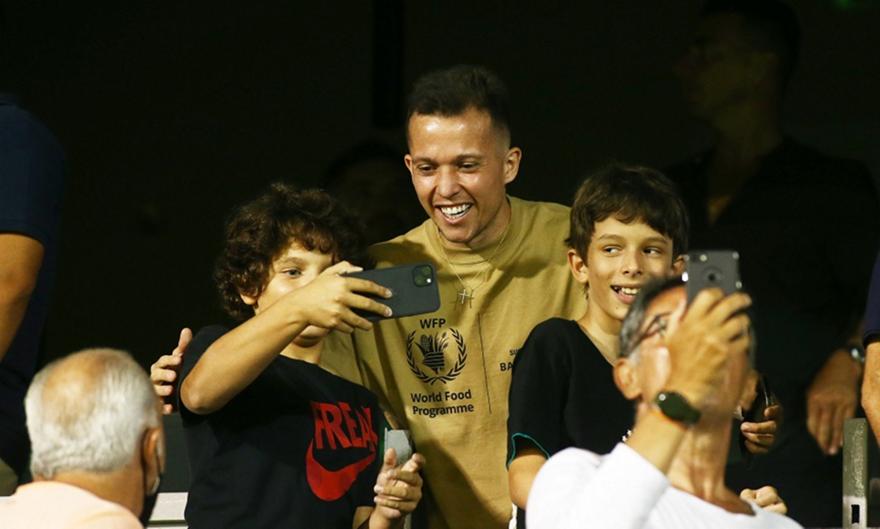 Τρέλα στη Λεωφόρο για Μπερνάρ: Γνώρισε την αποθέωση ο Βραζιλιάνος!