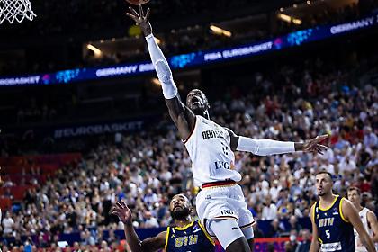 Ηγετικός Σρέντερ στη δεύτερη νίκη της Γερμανίας