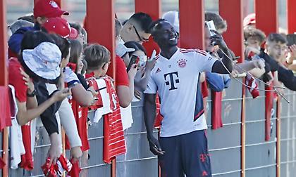 Απίθανος Μανέ: Μοίραζε αυτόγραφα και έβγαζε φωτογραφίες για 103 λεπτά!