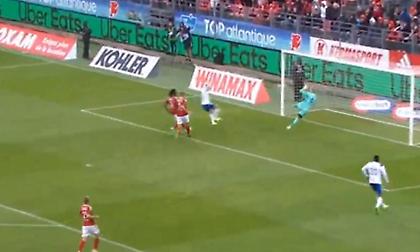 Μυθική επέμβαση του Μπιζότ σε εξ επαφής σουτ στις καθυστερήσεις!