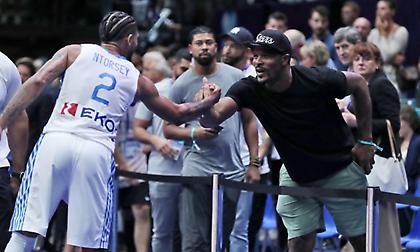 Χάινς και Ντέιβις χαιρέτησαν τους Έλληνες διεθνείς