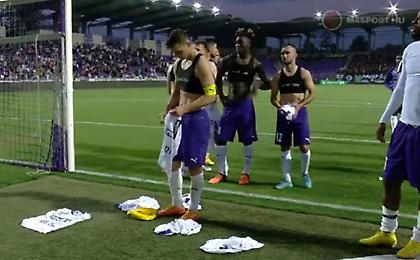 Οι παίκτες της Ουίπεστ άφησαν τις φανέλες τους στο χορτάρι μετά τη βαριά ήττα από τη Φερεντσβάρος