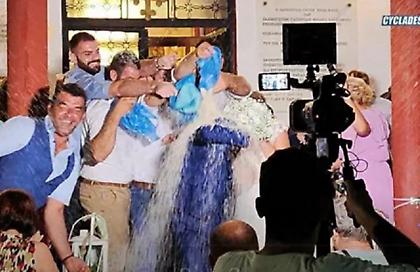 Ηλεία: «Έλουσαν» τον γαμπρό και τη νύφη με 170 κιλά ρύζι!