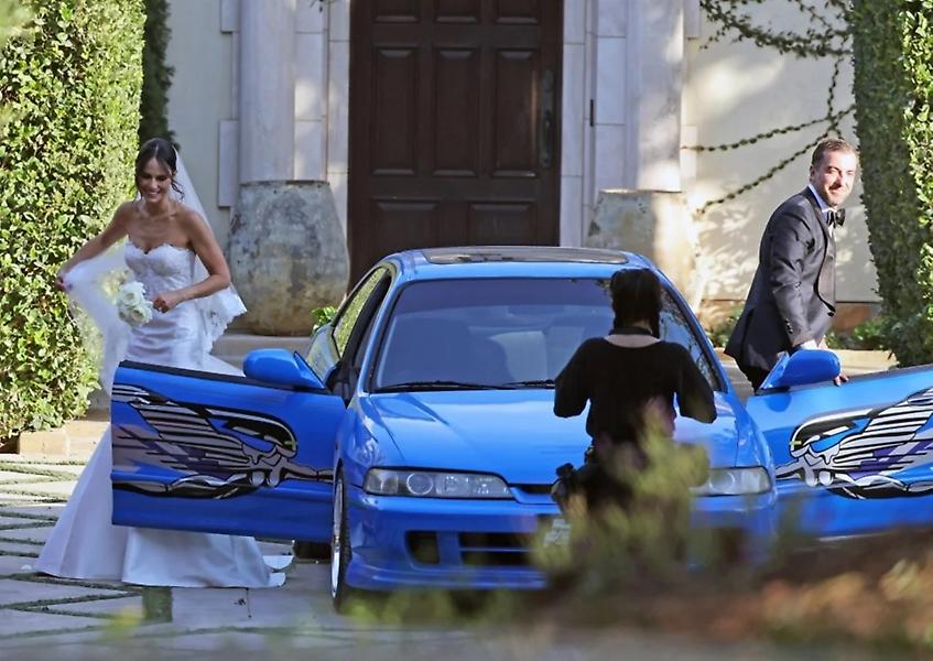 Η πρωταγωνίστρια του Fast & Furious παντρεύτηκε με παρόντα αυτοκίνητα και μέλη του cast της ταινίας
