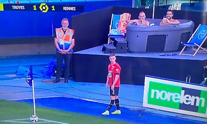 Φίλοι είδαν ματς της Ligue 1 σε τζακούζι δίπλα στον αγωνιστικό χώρο!