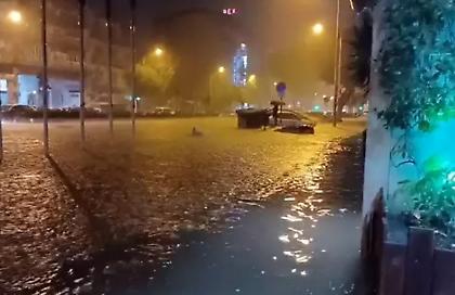 Κακοκαιρία: Πλημμύρισαν δρόμοι στη Θεσσαλονίκη – 300 κλήσεις στην Πυροσβεστική