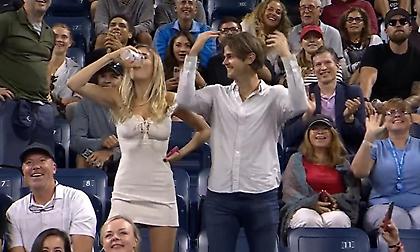 Η φίλαθλος που ήπιε μονορούφι ένα ποτήρι μπίρα «ξαναχτύπησε» στο US Open