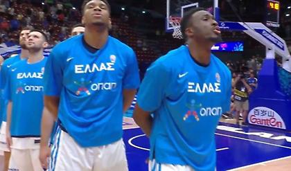 O Εθνικός ύμνος πριν από το τζάμπολ με την Ουκρανία