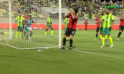 Τρομερή χαμένη ευκαιρία από τον Τεατέ στο ΑΕΚ Λάρνακας-Ρεν!