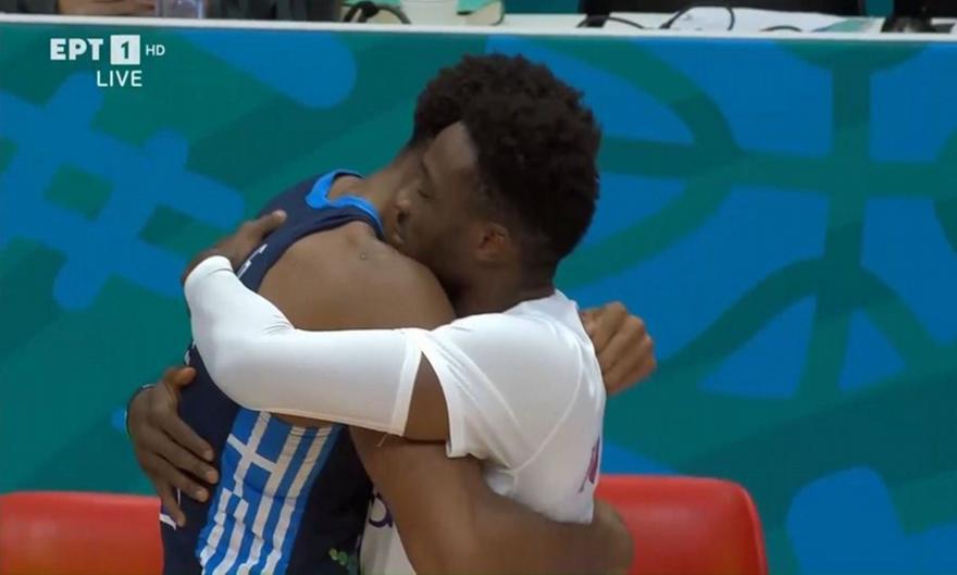 Ελλάδα: Η αγκαλιά των Γιάννη και Θανάση πριν από το τζάμπολ