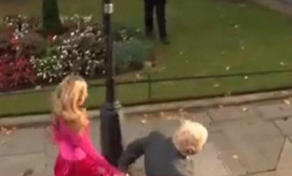 Ο Μπόρις Τζόνσον παραλίγο να ρίξει τη γυναίκα του σε κολόνα με το πρόσωπο