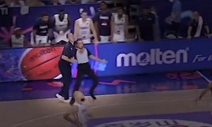 Το κεφαλοκλείδωμα του Κολέ στον διαιτητή Πουρσανίδη