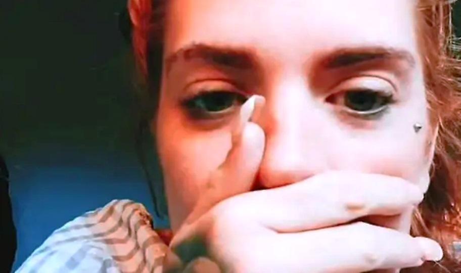 Μητέρα έπιασε τον γιο της να... ρίχνει μπουνιές στο ερωτικό της βοήθημα