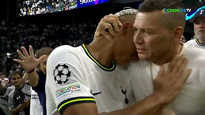 Μετά τα δύο του γκολ, ο Ριτσάρλισον χάθηκε στην αγκαλιά της οικογένειάς του και έβαλε τα κλάματα