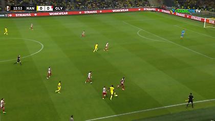 Ο Γκεσάν ξεχύθηκε προς την περιοχή του Ολυμπιακού αλλά ο Μανωλάς έκοψε εξαιρετικά