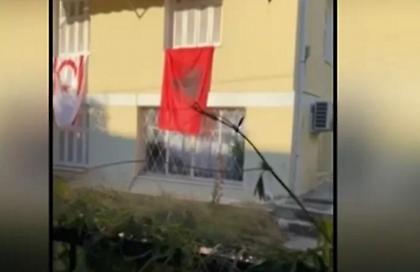 Κρέμασαν την σημαία του ψευδοκράτους και της Αλβανίας έξω από σπίτι στου Παπάγου