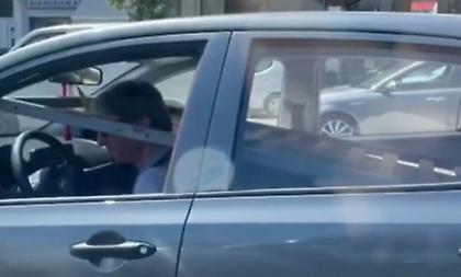 Επικό story Αϊτόρ με οδηγό που είχε περάσει... βάση στρώματος πάνω από το κεφάλι του μέσα στο αμάξι!