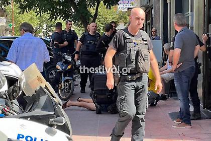 Θεσσαλονίκη: Λογιστής έσπασε τζαμαρία και βγήκε με πιστόλι στον δρόμο μετά από καβγά