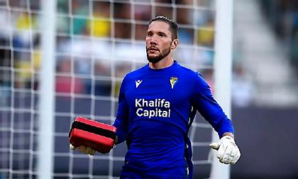 Ανατριχίλα: Η στιγμή που ο Λεντέσμα τρέχει με τον απινιδωτή προς την εξέδρα