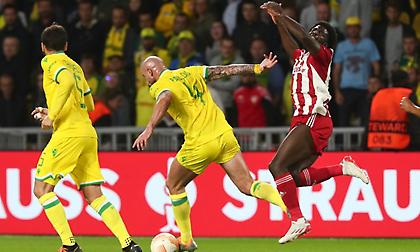 Γιατί δεν έδωσε ο διαιτητής το φάουλ υπέρ του Αμπού Καμαρά πριν φάει το γκολ ο Ολυμπιακός;