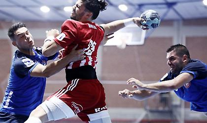 Σκληρές άμυνες από τον Ολυμπιακό στον τελικό του Super Cup