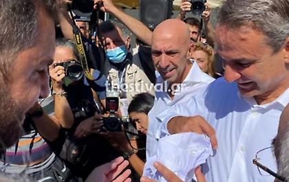 ΔΕΘ: Χάρισαν «φανέλα» μαγειρικής στον Μητσοτάκη - «Δεν σκαμπάζω από μαγειρική»