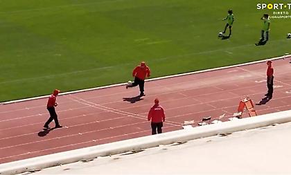 Πυροσβέστες έπαιζαν μπάλα στο ημίχρονο αγώνα στην Πορτογαλία