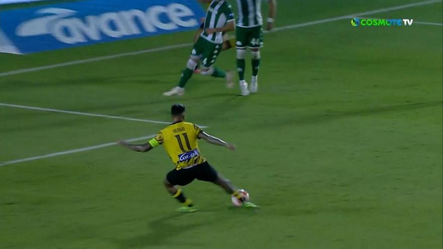 Κοντά στην ισοφάριση η ΑΕΚ, ψηλά άουτ το σουτ του Αραούχο