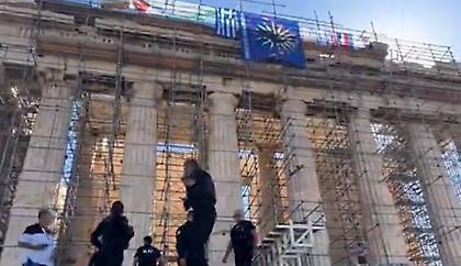 Άνδρας απειλεί να πέσει από την Ακρόπολη