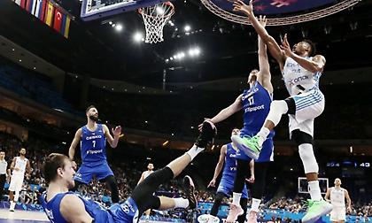 Γκρίνια Τσέχων: «Αντιμετώπιση σταρ σε Γιάννη από τη διαιτησία-Δεν ήθελε να τον χάσει η FIBA»
